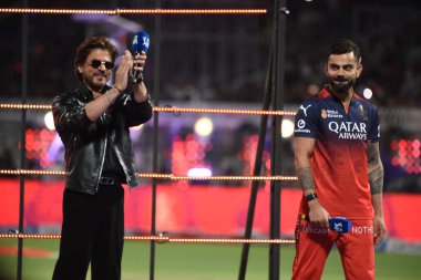 KKR Ortak Sahibi Shah Rukh Khan ve RCB kriket oyuncusu Virat Kohali, 22 Mart 2025 'te Kolkata' daki Eden Garden Kriket Stadyumu 'nun açılış töreninde, Debajyoti Chakraborty' nin resimleri