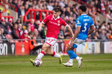 Wrexham 'dan Ryan Longman, 22 Mart 2025' te İngiltere 'nin SToK Cae Ras, Wrexham-Stockport County maçında Stockport County' den Ibou Touray ile karşılaşacak.