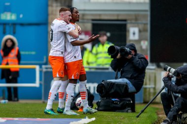 Blackpool 'lu Niall Ennis, 22 Mart 2025 tarihinde İngiltere' nin Northampton şehrindeki Sixfields Stadyumu 'nda oynanan Sky Bet 1 karşılaşmasında takım arkadaşlarıyla 0-2' lik skorla sonuçlanan maçını kutluyor.