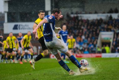 Chesterfield takımından Liam Mandeville, 22 Mart 2025 'te İngiltere' nin Chesterfield şehrindeki SMH Group Stadiumact Stadyumu 'nda oynanan maçta topu geçti.