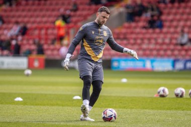 Wrexham 'dan Callum Burton, Wrexham-Stockport County maçında ısınıyor. SToK Cae Ras, Wrexham, İngiltere, 22 Mart 2025