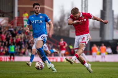 Wrexham 'dan Sam Smith, Wrexham-Stockport County maçında 22 Mart 2025' te SToK Cae Ras, Wrexham, İngiltere 'de golü atıyor.