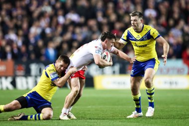 St. Helens 'li Tristan Sailor, Betfred Süper Lig 5. Raundu' nda St Helens - Warrington Wolves maçı sırasında Warrington Wolves 'tan Marc Sneyd ile karşı karşıya geldi.