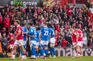 Wrexham taraftarları 22 Mart 2025 'te İngiltere, Wrexham, Wrexham' da oynanan Wrexham - Stockport County maçında Stockport County 'de oynadığı kırmızı kart maçının ardından Stockport County' den Brad Hills ile alay ediyor.
