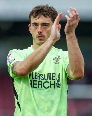 Blackpool 'dan Harry Tyrer, 22 Mart 2025 tarihinde İngiltere' nin Northampton şehrindeki Sixfields Stadyumu 'nda oynanan 1.