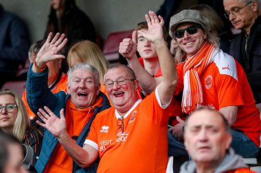 Blackpool taraftarları 22 Mart 2025 'te İngiltere, Northampton' daki Sixfields Stadyumu 'nda oynanan Northampton Town-Blackpool maçı sonrasında takımların zaferini kutluyorlar.