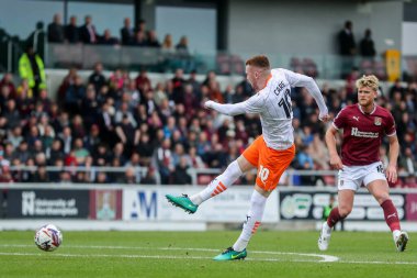 Blackpool takımından Sonny Carey 22 Mart 2025 'te Northampton Town, Northampton Stadyumu' nda Blackpool 'a karşı oynanan Sky Bet 1 maçı sırasında çekim yapıyor.