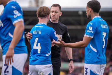 Stockport County 'den Lewis Bate, 22 Mart 2025' te İngiltere 'nin Wrexham-Stockport County maçında Hakem Simon Mather ile konuştu.