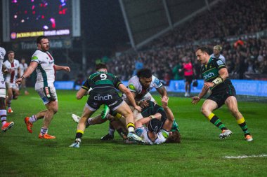 Solomone Kata ve Cameron Henderson, Gallagher Premiership maçında George Hendy 'yi Franklin' s Gardens, Northampton 'daki Cinch Stadyumu' nda Northampton Saints - Leicester Tigers maçında teslim etmeye çalıştılar.