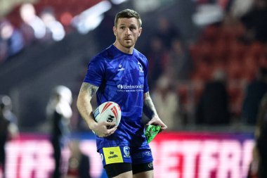 Warrington Wolves 'tan Marc Sneyd maç öncesi ısınma turunda Betfred Süper Lig 5. raundunda St Helens vs Warrington Wolves' a karşı Wicked Stadyumu, St Helens, İngiltere, 21 Mart 2025