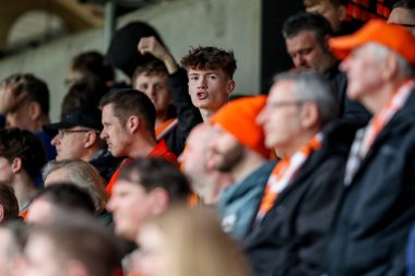 Blackpool taraftarları 22 Mart 2025 'te İngiltere, Northampton' daki Sixfields Stadyumu 'nda oynanan Northampton Town-Blackpool maçı sonrasında takımların zaferini kutluyorlar.