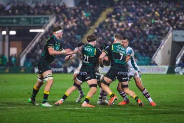 Harry Wells, Gallagher Premiership maçında Cameron Henderson ve Handre Pollard 'ın desteğiyle Franklin' s Gardens, Northampton, 21 Mart 2025 'te Cinch Stadyumu' nda Northampton Saints-Leicester Tigers maçında hamle yapıyor.