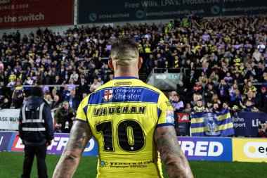 Warrington Wolves takımından Paul Vaughan, 21 Mart 2025 'te St Helens-Warrington Wolves maçında kazandığı galibiyeti kutluyor.