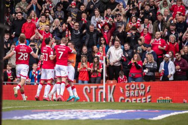 Wrexham oyuncuları Jay Rodriguez 'in açılış golünü 22 Mart 2025' te SToK Cae Ras, Wrexham, İngiltere 'de oynanan Wrexham - Stockport County maçında kutladılar.