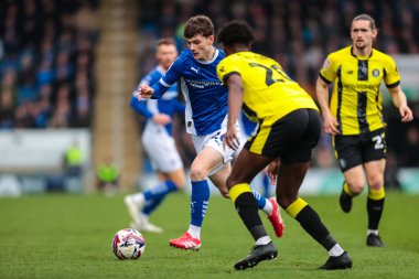 Chesterfield 'dan Jensen Metcalf, Harrogate Town' dan Bryant Bilongo 'nun 22 Mart 2025' te SMH Group Stadiumact Stadyumu 'nda oynanan Sky Bet 2 maçı sırasında baskısı altında.