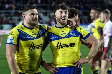 Warrington Wolves 'tan Joe Philbin ve Warrington Wolves' tan Matty Ashton, 21 Mart 2025 'te St Helens vs Warrington Wolves maçında kazandıkları galibiyeti kutluyorlar.