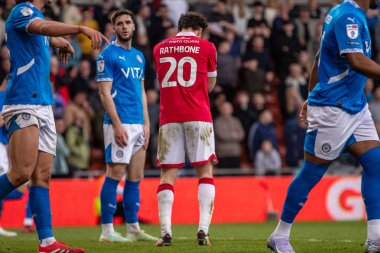 Wrexham 'dan Oliver Rathbone, Wrexham-Stockport County maçında kaçırdığı fırsatı 22 Mart 2025' te SToK Cae Ras, Wrexham, İngiltere 'de kaybetti.