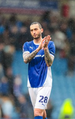 Chesterfield 'dan Oliver Banks, 22 Mart 2025 tarihinde İngiltere' nin Chesterfield kentinde oynanan SMH Group Stadiumact Stadyumu 'nda oynanan Sky Bet 2 karşılaşmasında taraftarları tam zamanlı olarak alkışlıyor.