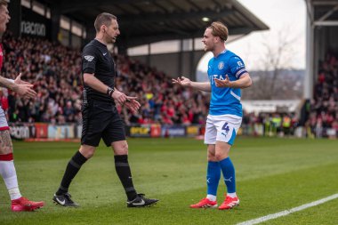 Stockport County 'den Lewis Bate, Wrexham-Stockport County maçında Hakem Simon Mather' a itiraz etti. Wrexham - SToK Cae Ras, Wrexham, Birleşik Krallık, 22 Mart 2025