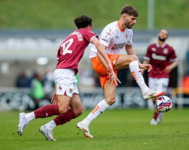 Blackpool 'dan Tom Bloxhan, 22 Mart 2025' te İngiltere 'nin Sixfields Stadyumu' nda oynanan Northampton Town-Blackpool maçında topu kontrol ediyor.