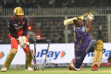 Kolkata Şövalyeleri 'nden Andre Russell, Hindistan' ın Kolkata kentindeki Eden Gardens 'ta oynanan Kolkata Knight Riders ve Royal Challengers Bengaluru arasında oynanan Hindistan Premier Ligi kriket maçında Royal Challengers' dan Bengaluru tarafından şaşkına çevrildi.