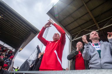 Wrexham taraftarları 22 Mart 2025 'te İngiltere' nin SToK Cae Ras, Wrexham kentinde oynanan 1.