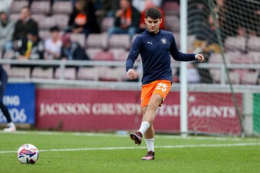 Blackpool 'dan Rob Apter, 22 Mart 2025' te İngiltere 'nin Sixfields Stadyumu' nda oynanan Northampton Town-Blackpool maçından önce ısınıyor.
