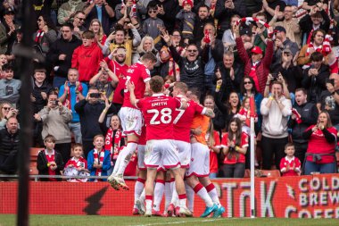 Wrexham oyuncuları Jay Rodriguez 'in açılış golünü 22 Mart 2025' te SToK Cae Ras, Wrexham, İngiltere 'de oynanan Wrexham - Stockport County maçında kutladılar.