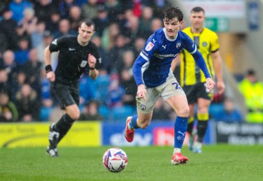 Chesterfield takımından Jensen Metcalf, 22 Mart 2025 'te İngiltere' nin Chesterfield kentinde oynanan SMH Group Stadiumact Stadyumu 'nda oynanan maçta topu düşürüyor.