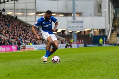Chesterfield 'den Janoi Donacien, 22 Mart 2025' te İngiltere 'nin Chesterfield şehrindeki SMH Group Stadyumu' nda oynanan Harrogate Town maçında topu geçti.