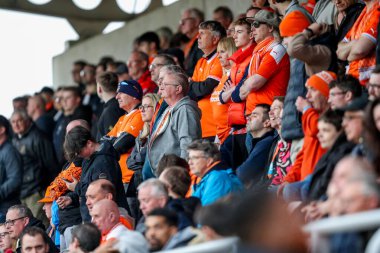 Blackpool taraftarları 22 Mart 2025 'te İngiltere' nin Northampton şehrindeki Sixfields Stadyumu 'nda oynanan Northampton Town-Blackpool maçına bakıyorlar.