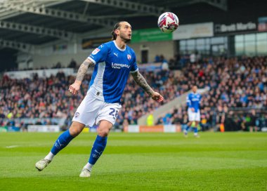 Chesterfield 'dan Oliver Banks, 22 Mart 2025' te İngiltere 'nin Chesterfield kentindeki SMH Group Stadiumact Stadyumu' nda oynanan maçta topu kontrol altına almaya çalışıyor.