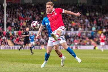 Wrexham 'dan Sam Smith, 22 Mart 2025' te SToK Cae Ras, Wrexham, İngiltere 'de oynanan Wrexham - Stockport County maçında topu kontrol ediyor.