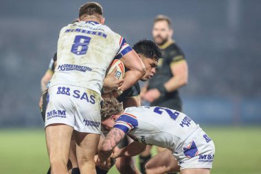 Hull FC 'den Herman Eseese, Wakefield Trinity' den Mike McMeeken ile Wakefield Süper Lig 5. Raund karşılaşmasında Wakefield Trinity ile Hull FC arasındaki DIY Kitchens Stadyumu, Wakefield, İngiltere, 21 Mart 2025