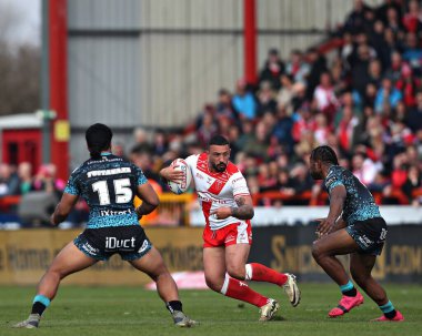 Leigh Leoparları 'ndan Alec Tuitavake, Hull KR' dan Elliot Minchella 'ya Betfred Süper Lig 5. Raundunda Sewell Group Craven Park' ta Hull KR 'a karşı Leigh Leopards maçında baskı yapıyor.