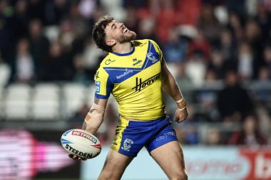 Warrington Wolves takımından Matty Ashton, 21 Mart 2025 'te St Helens - Warrington Wolves maçında şansını denedi.