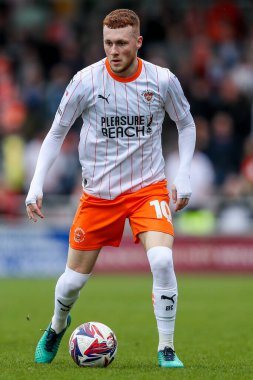 Blackpool 'dan Sonny Carey, 22 Mart 2025' te İngiltere 'nin Sixfields Stadyumu' nda oynanan Northampton Town-Blackpool maçında topla koşuyor.