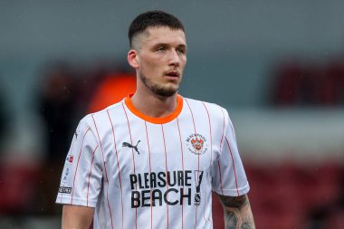 Blackpool 'dan Oliver Casey, 22 Mart 2025' te İngiltere, Northampton 'daki Sixfields Stadyumu' nda oynanan Northampton Town-Blackpool maçında izlemektedir.