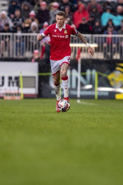 Wrexham 'dan James McClean topu 22 Mart 2025' te SToK Cae Ras, Wrexham, İngiltere 'de oynanan Wrexham - Stockport County maçında taşıyor.