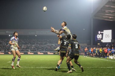 Wakefield Trinity 'den Tom Johnstone, Wakefield Stadyumu, Wakefield, Birleşik Krallık, 21 Mart 2025' te oynanan 5. Betfred Süper Lig karşılaşmasında yüksek topa atlıyor.