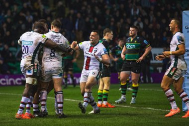 Charlie Claire ve James Whitcombe, İngiltere 'nin Northampton kentindeki Franklin' s Gardens 'taki Cinch Stadyumu' nda oynanan Gallagher Premiership maçı sırasında Leicester Saints - Leicester Tigers maçında Leicesters 'ın dördüncü denemesinden sonra takımlarıyla kutluyorlar.