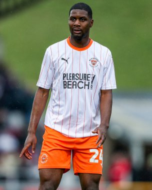 Blackpool 'dan Odeluga Offiah, 22 Mart 2025' te İngiltere 'nin Sixfields Stadyumu' nda oynanan Northampton Town-Blackpool maçında maçı izliyor.