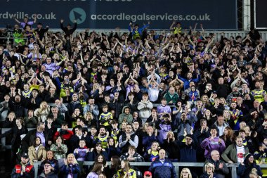 Warrington taraftarları, 21 Mart 2025 'te St Helens - Wicked Stadyumu, St Helens - Warrington Wolves maçında kazandığı galibiyeti kutluyorlar.