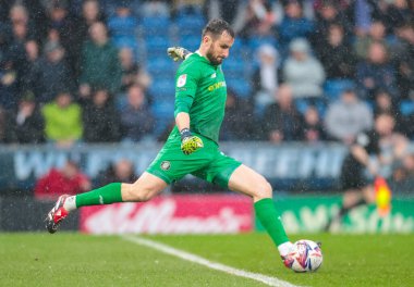 Harrogate Town 'dan James Belshaw, 22 Mart 2025' te İngiltere 'nin Chesterfield kentindeki SMH Group Stadiumact Stadyumu' nda oynanan Sky Bet 2 maçında pas attı.