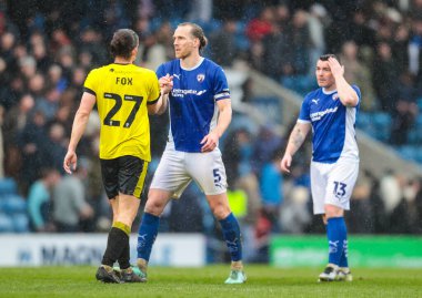 Harrogate Town 'dan Ben Fox ve Chesterfield' dan Jamie Grimes, 22 Mart 2025 'te İngiltere' nin Chesterfield Stadyumu 'nda oynanan Sky Bet 2 karşılaşmasında tam zamanlı olarak el sıkışıyorlar.