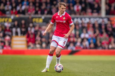 Wrexham 'dan Max Cleworth topu 22 Mart 2025' te SToK Cae Ras, Wrexham, İngiltere 'de oynanan Wrexham - Stockport County maçında taşıyor.