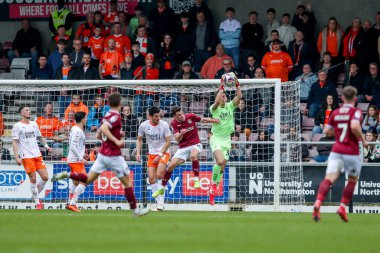 Blackpool 'dan Harry Tyrer, 22 Mart 2025' te İngiltere 'nin Sixfields Stadyumu' nda oynanan Northampton Town-Blackpool maçında bir kurtarış yaptı.