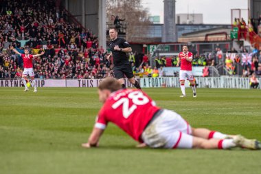 Hakem Simon Mather, Wrexhams 'ın 22 Mart 2025' te SToK Cae Ras, Wrexham, İngiltere 'de oynanan 1.