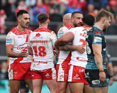 Hull KR, Hull KR 'dan Kelepi Tanginoa' nın 22 Mart 2025 'te İngiltere' nin Hull kentinde bulunan Sewell Group Craven Park 'ta oynanan Betfred Süper Lig 5. Raundunda attığı üçüncü denemeyi kutluyor.