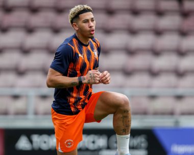 Blackpool 'dan Jordan Lawrence-Gabriel, 22 Mart 2025' te İngiltere 'nin Sixfields Stadyumu' nda oynanan Northampton Town-Blackpool maçından önce ısınıyor.